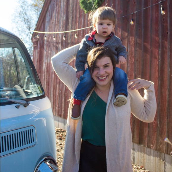 Meet your Posher, Caitlin - Picture 2 of 4